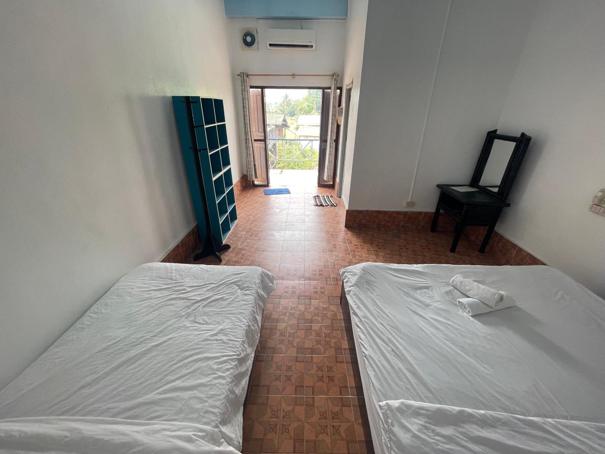 Blue Sunset Hostel Vang Vieng Room photo